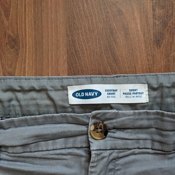 Size 20 Old Navy Women's Mid-Rise Shorts - Picture 2 of 2